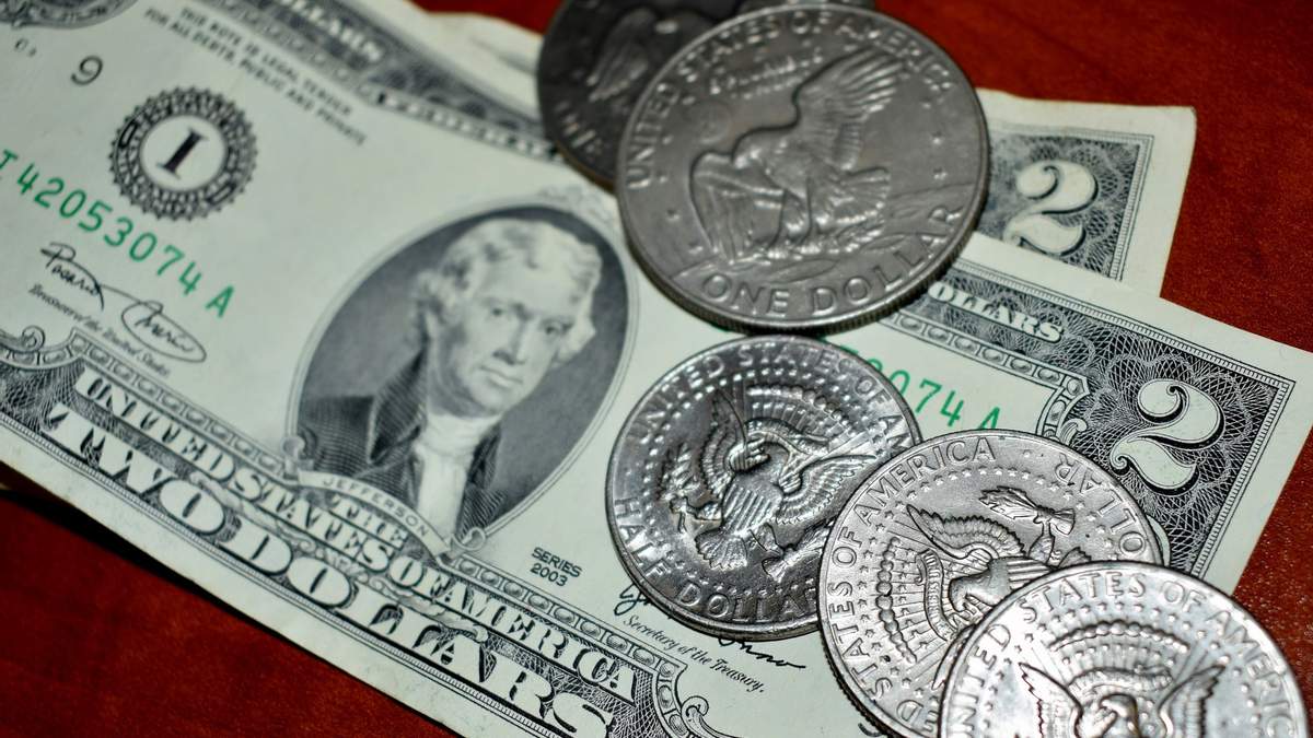 Доллар на черном рынке подорожает до 50 грн: эксперт объяснил, почему гривна может обвалиться 