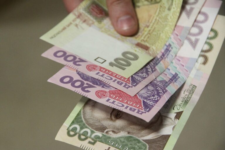 Українець несподівано отримав з банкомату унікальні гривні, які продаються в 20 разів дорожче свого номіналу: як не пропустити таку удачу - today.ua