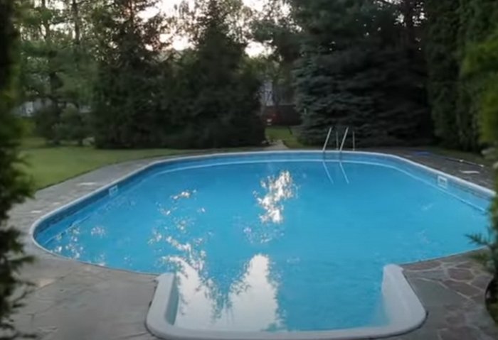 Павло Зібров показав свій розкішний будинок зі ставком, городом і басейном Павло Зібров показав свій розкішний будинок зі ставком, городом і басейном - today.ua