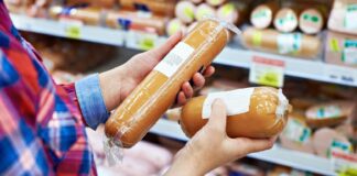 В українських магазинах виявили фальсифікат ковбаси: виробники продають товар без терміну придатності - today.ua