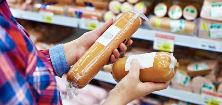 В українських магазинах виявили фальсифікат ковбаси: виробники продають товар без терміну придатності - today.ua