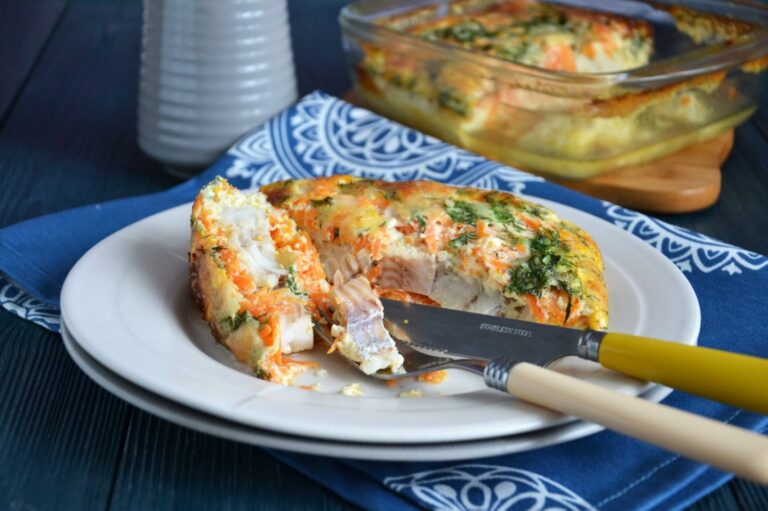 Омлет с рыбной начинкой и сыром: рецепт сытного блюда на завтрак для всей семьи - today.ua