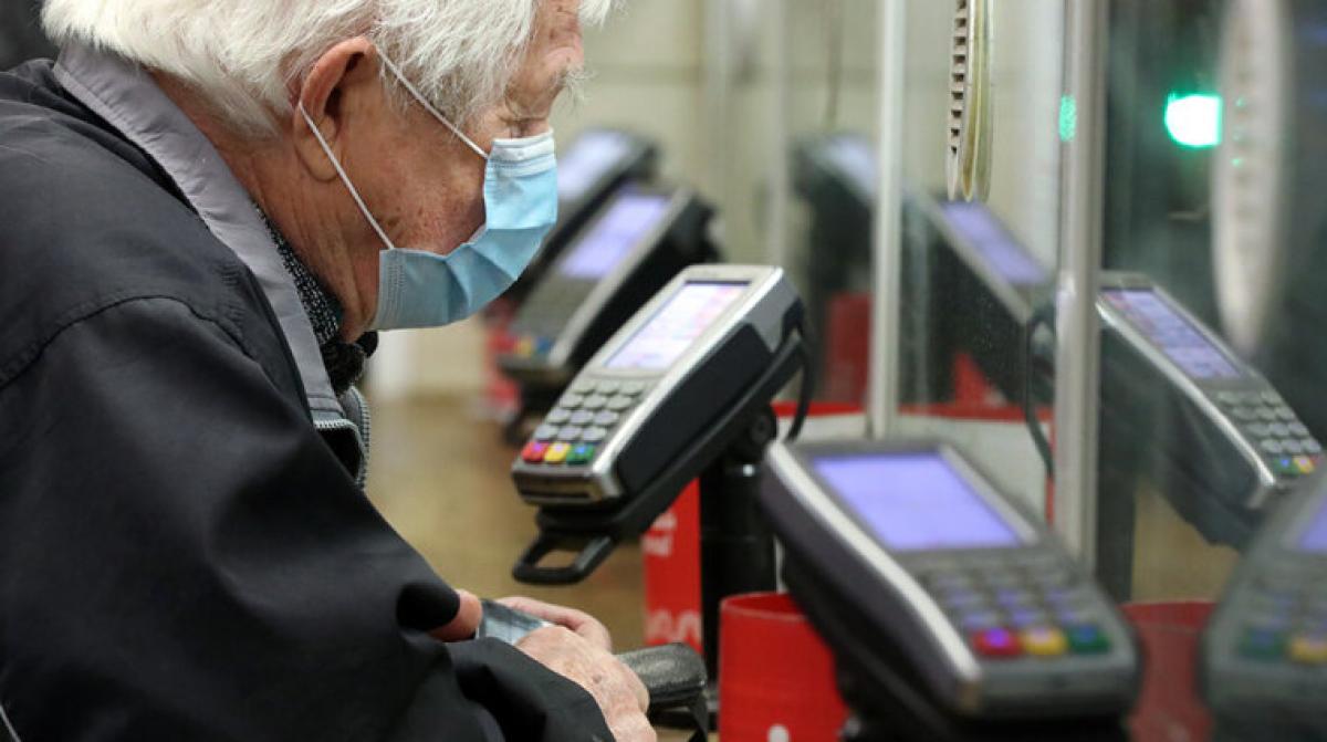 ПриватБанк почав видавати нові пенсійні картки одній категорії громадян: як отримати