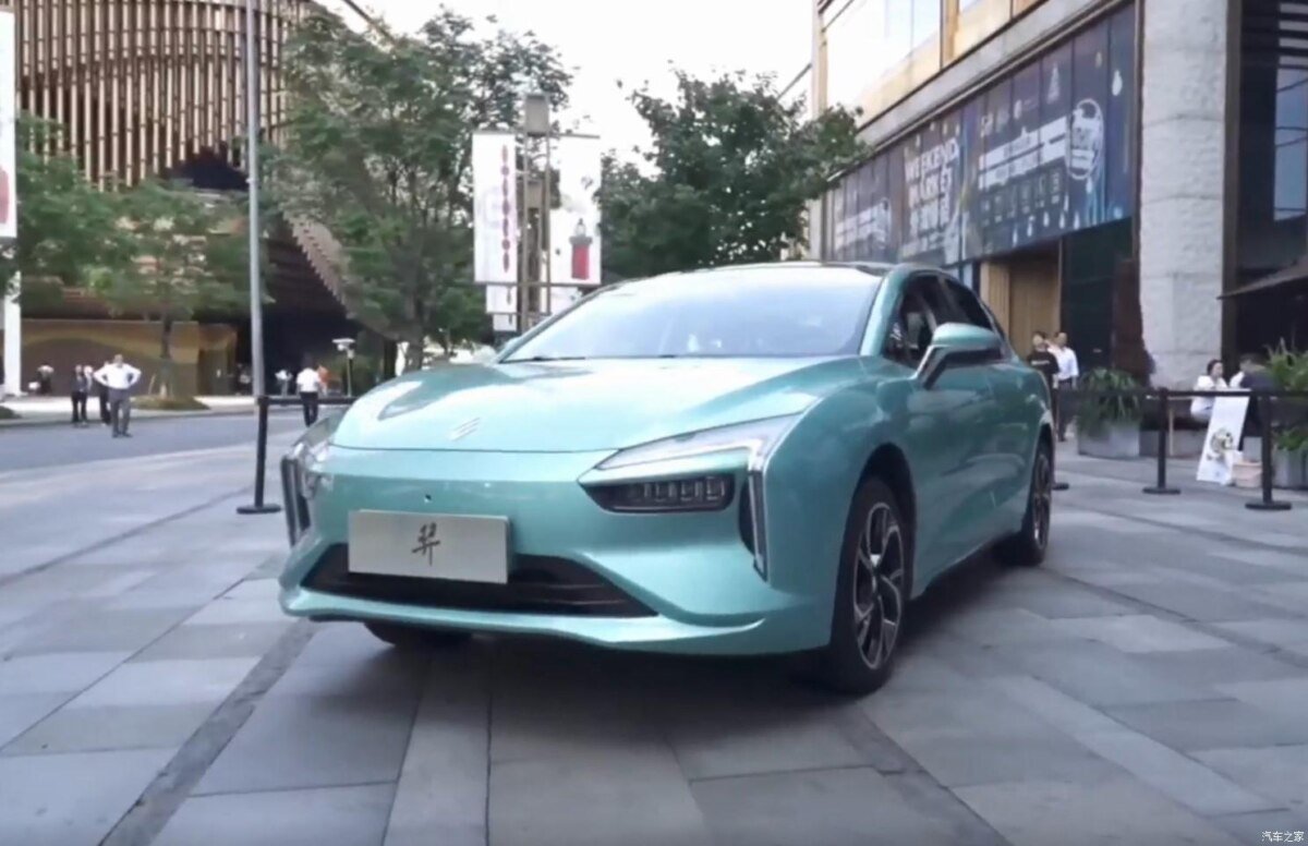 Renault почав продавати новий бюджетний седан - today.ua