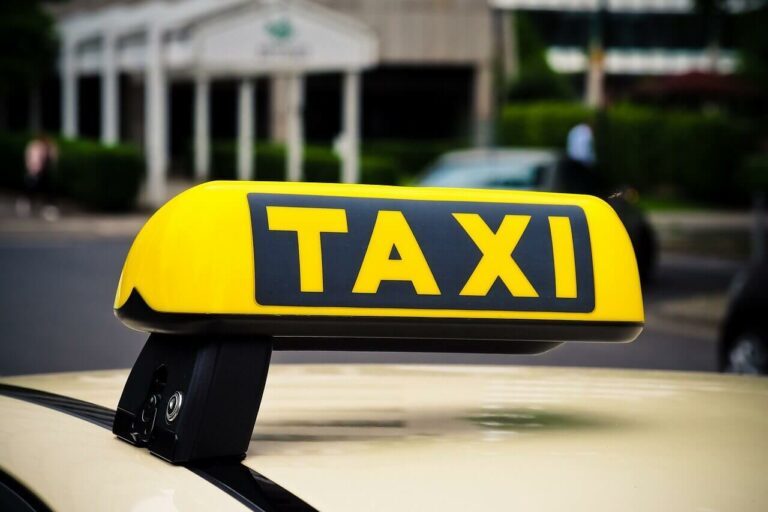 В Україні почали вилучати особисті автомобілі таксистів на вимогу Податкової служби - today.ua