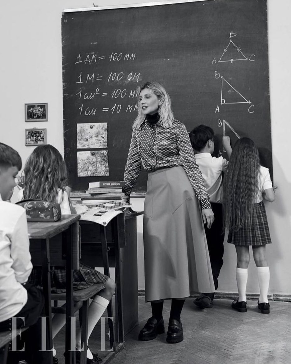 Олена Зеленська в образі вчительки підкорила красою на нових фото