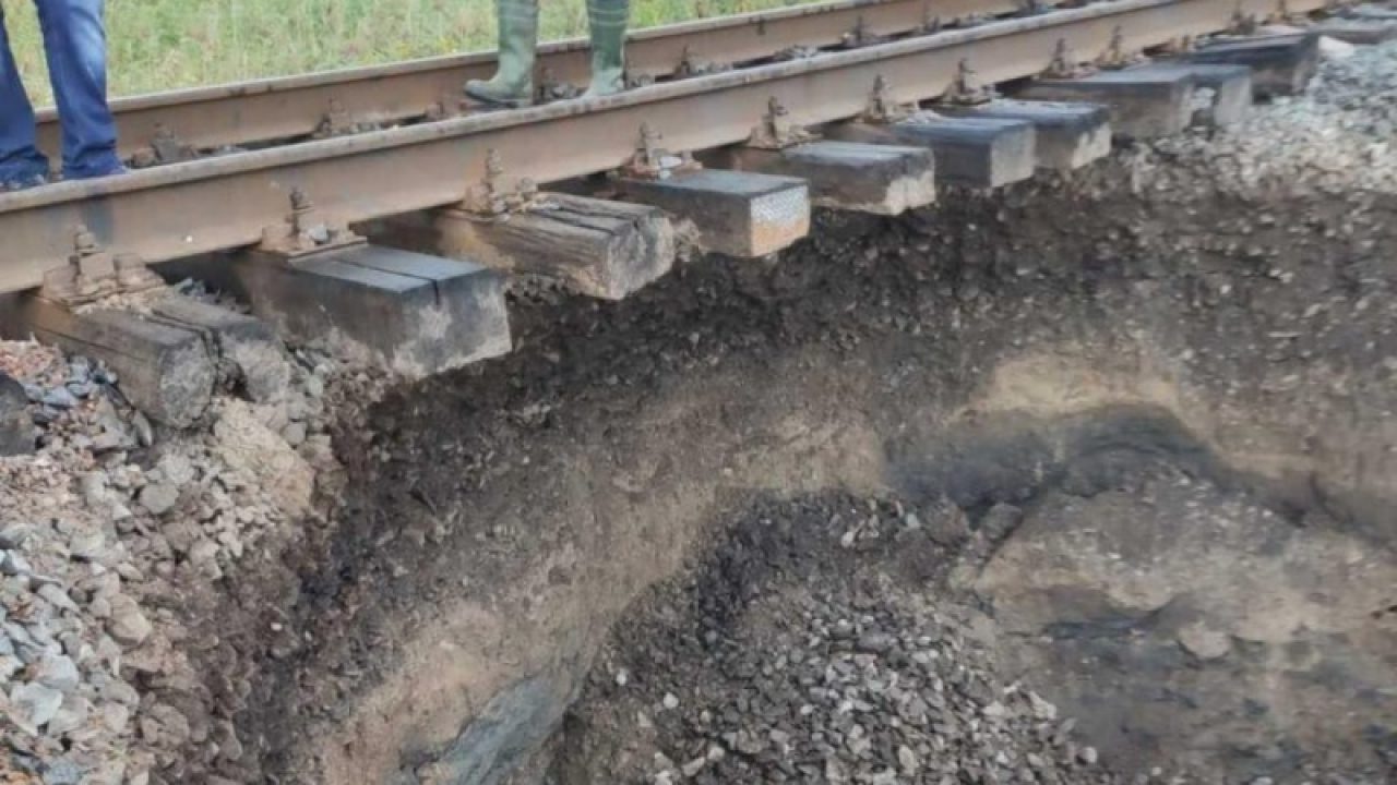 Через карстове провалля, що утворилось на Буковині, Укрзалізниця змінила маршрути руху потягів - today.ua