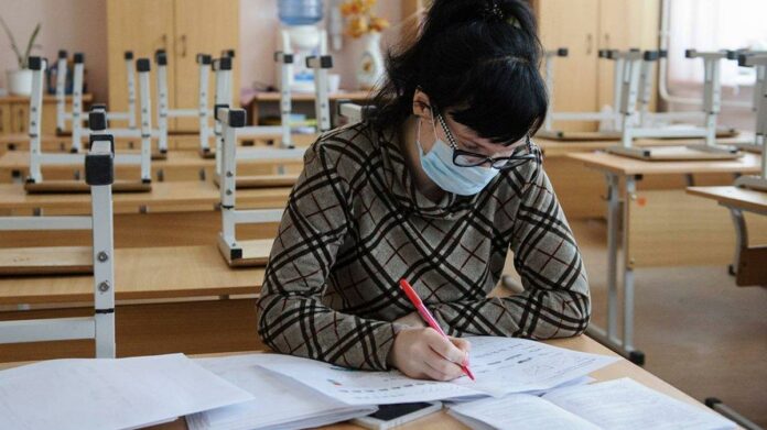 Учителя в Украине смогут получать по 60000 гривен: кому и когда увеличат надбавки  - today.ua