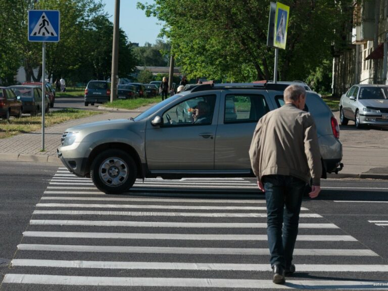 Когда водитель не должен пропускать пешехода на “зебре“, - решение суда - today.ua