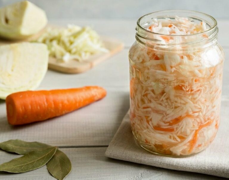 Квашена капуста в банці нашвидкуруч: найпростіший рецепт хрумкого та соковитого салату - today.ua