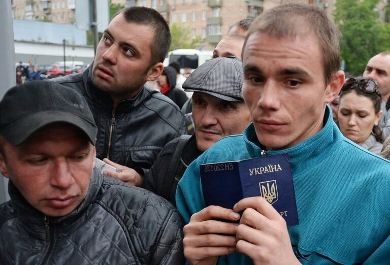 Українці їдуть з рідної країни: в ЄС розповіли, скільки посвідок на проживання видали за рік громадянам України - today.ua