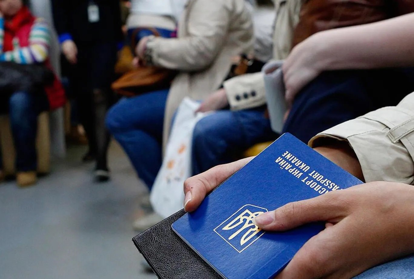 Українці їдуть з рідної країни: в ЄС розповіли, скільки посвідок на проживання видали за рік громадянам України