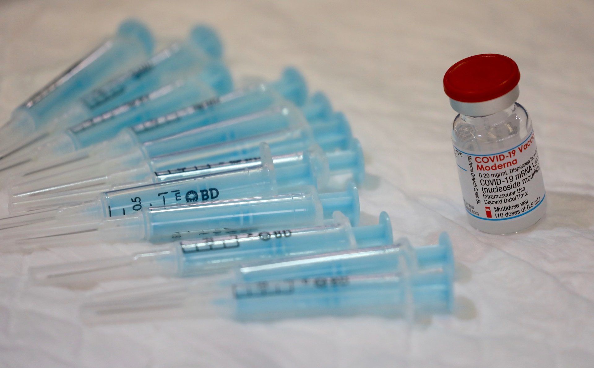 Украинцев заставят повторно пройти полный курс вакцинации: что не так с прививками от COVID-19