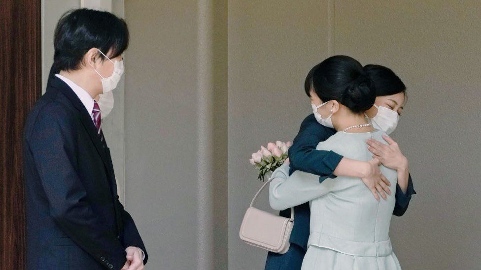 Без титулу та спадщини: японська принцеса Мако втратила все, вийшовши заміж за простолюдина