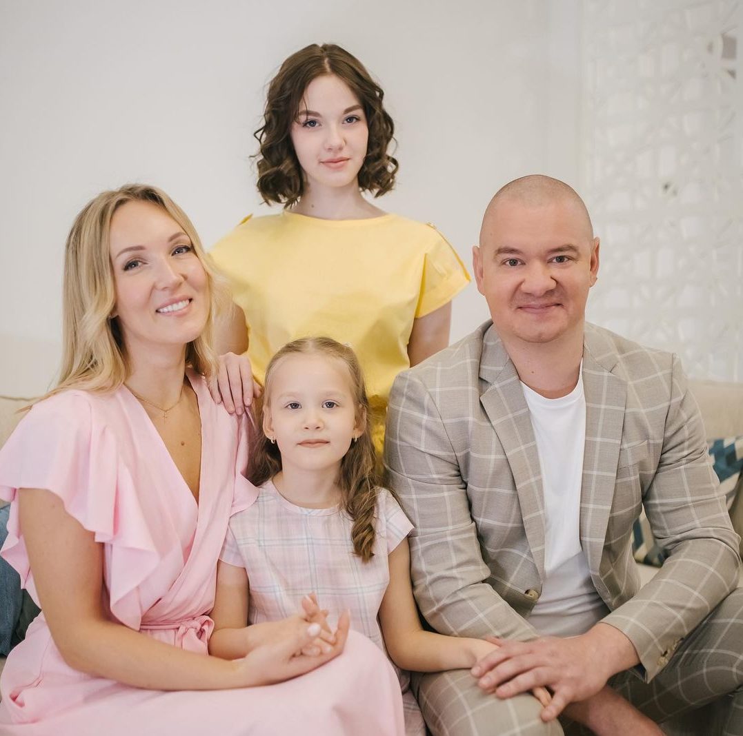 Евгений Кошевой показал красавицу-жену и двух дочерей во время прогулки по осеннему парку - today.ua