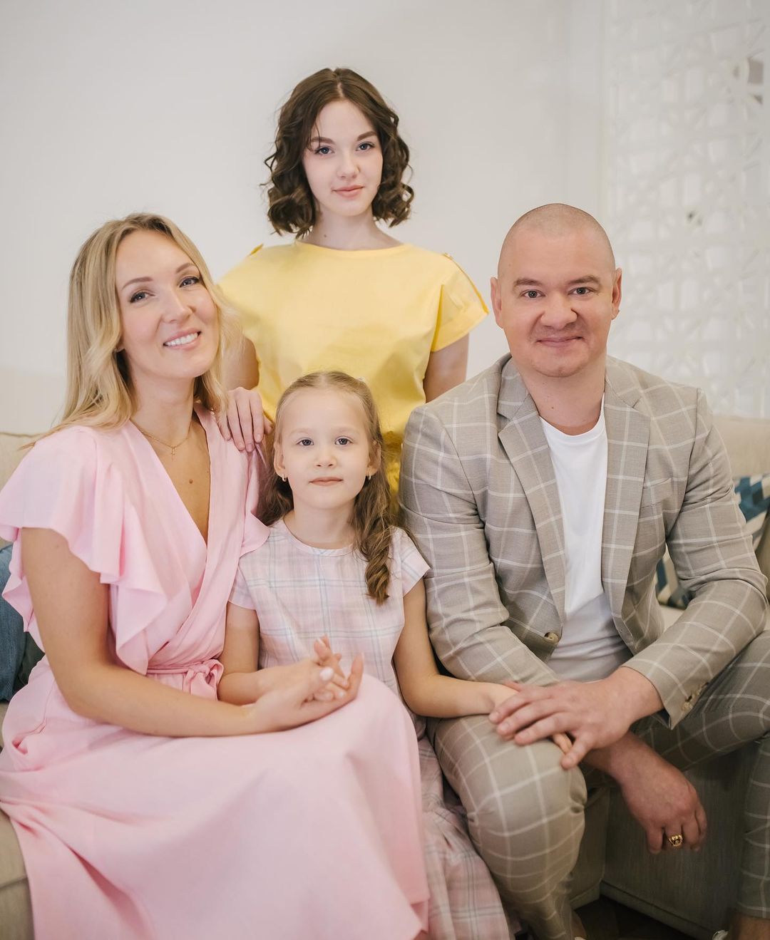 Evgeny Koshevoy showed a beautiful wife and two daughters in an autumn park