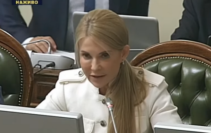 Юлия Тимошенко в жакете с погонами очаровала своим внешним видом