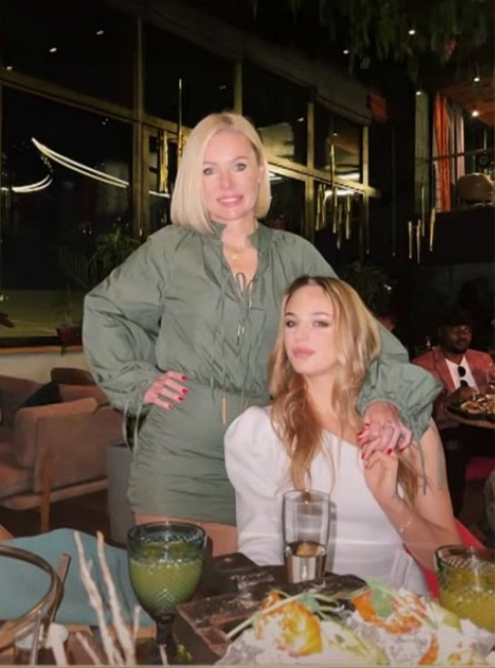 С подругами и мамой: как Дарья Белодед отпраздновала свое 21-летие