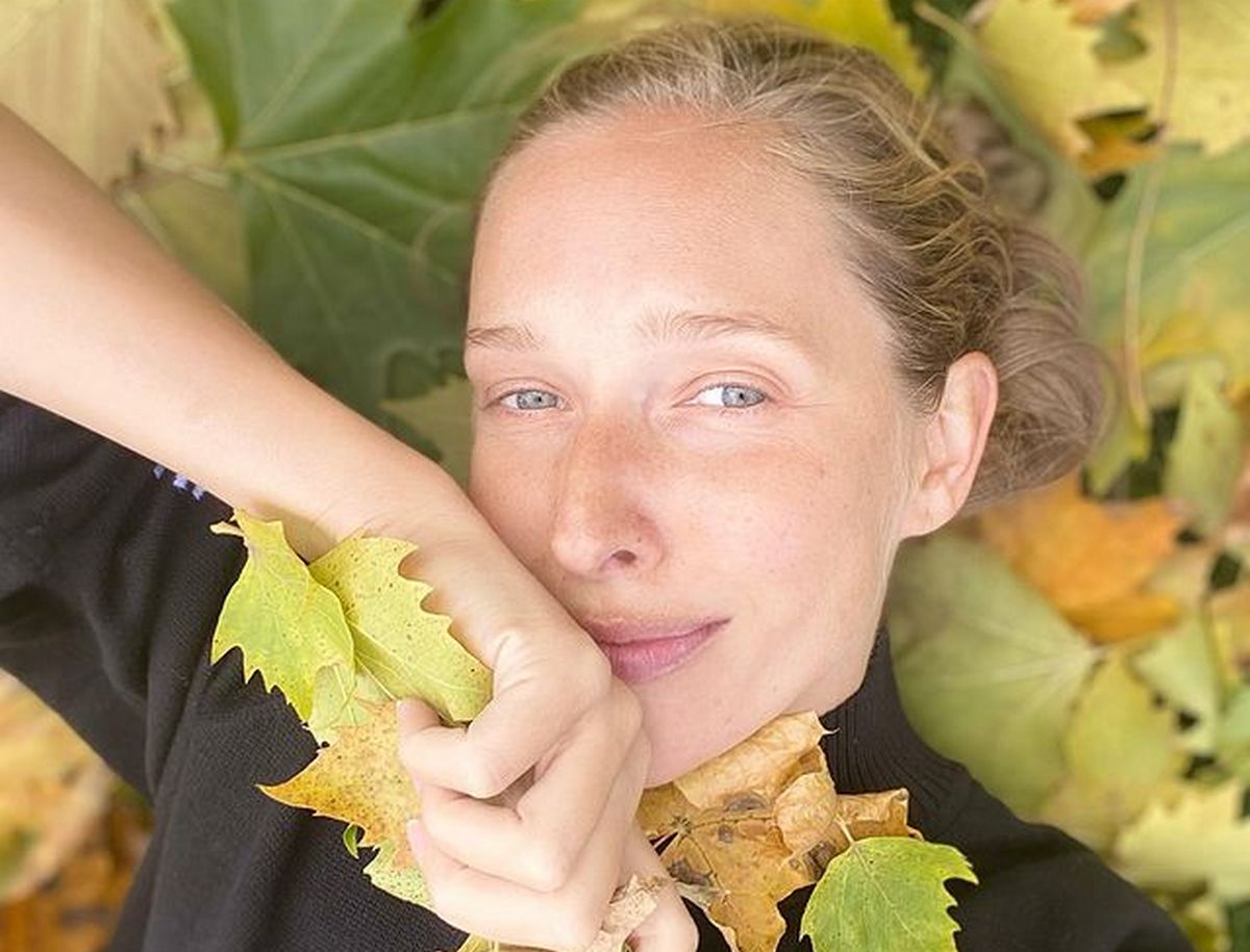 В идеальной форме: Катя Осадчая восхитила фанатов фигурой в белом топе после родов - today.ua