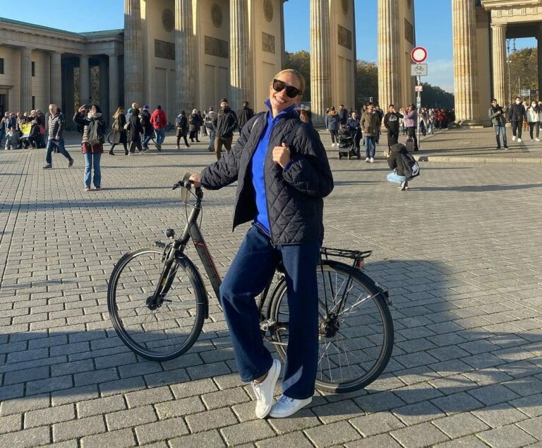 “Не рахувала кілометри“: Катя Осадча без чоловіка та синів влаштувала велосипедну прогулянку по Берліну - today.ua