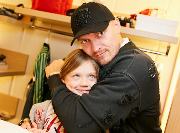 Сім'я понад усе: Олександр Усик прилетів підтримати дочку на чемпіонаті світу з танців - today.ua