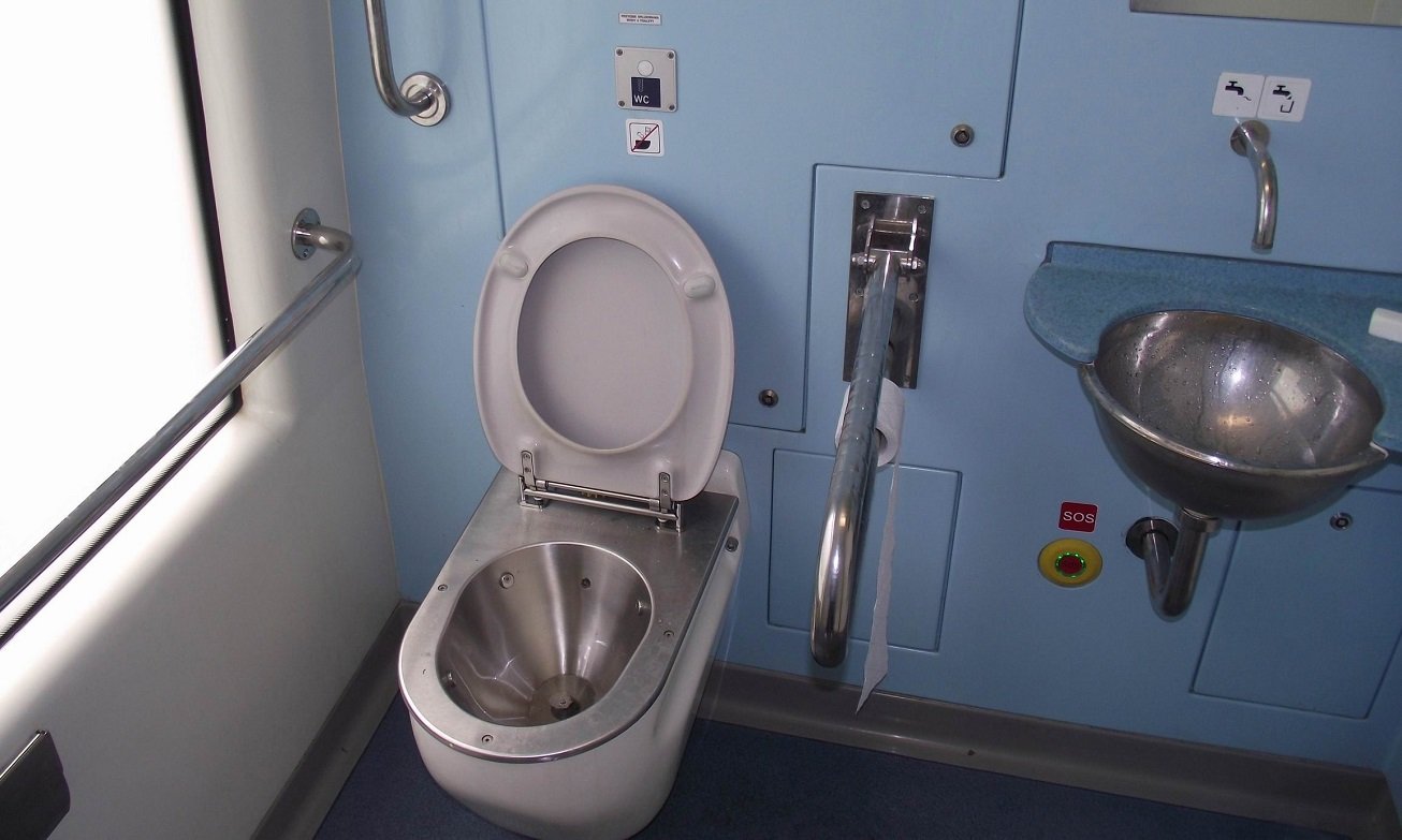 Укрзалізниця витратить десятки мільйонів гривень на заміну туалетів у пасажирських поїздах