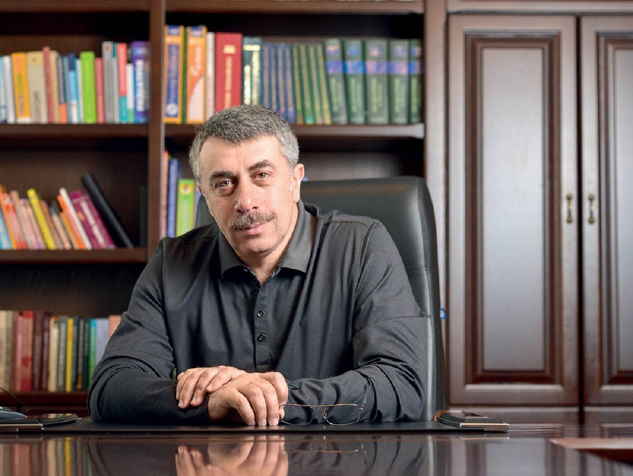 На рыбалке: Евгений Комаровский показал, как отметил день рождения - today.ua