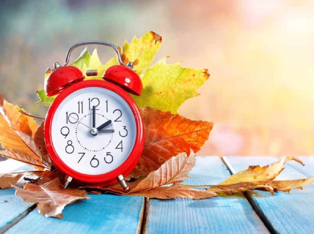 Україна переходить на зимовий час: в який бік потрібно перевести стрілки годинника