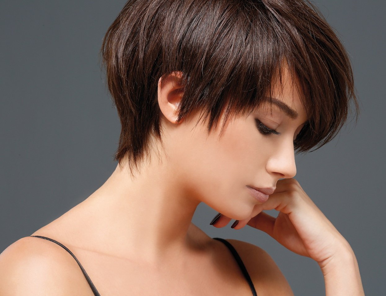 Чубчик-фіранка входить у моду: три жіночі стрижки з трендовим акцентом, які підійдуть усім - today.ua