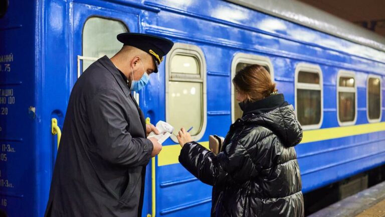 “Укрзалізниця“ вводить обмеження для невакцинованих громадян: як зміняться правила перевезень з 21 жовтня - today.ua
