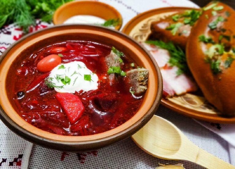Червоний борщ на свинячих реберцях: класичний рецепт найсмачнішої страви на обід - today.ua