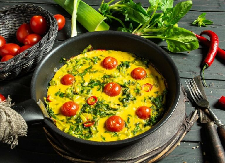 Сырный омлет с помидорами: рецепт вкусного и сытного завтрака на скорую руку - today.ua