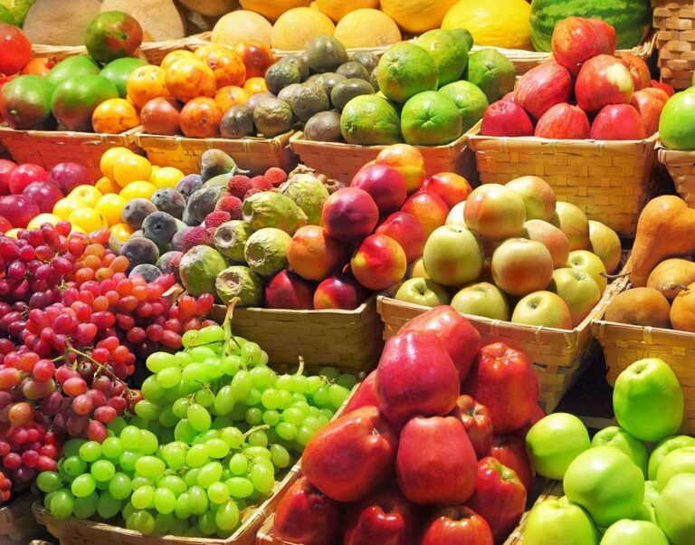В Україні подешевшали фрукти: де можна купити груші, персики і виноград за вигідною ціною - today.ua