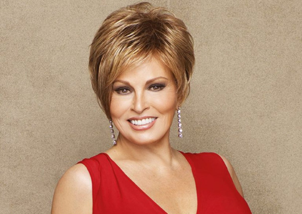 Три стрижки з чубчиком, які ідеально підходять для жінок старших за 45 років - today.ua