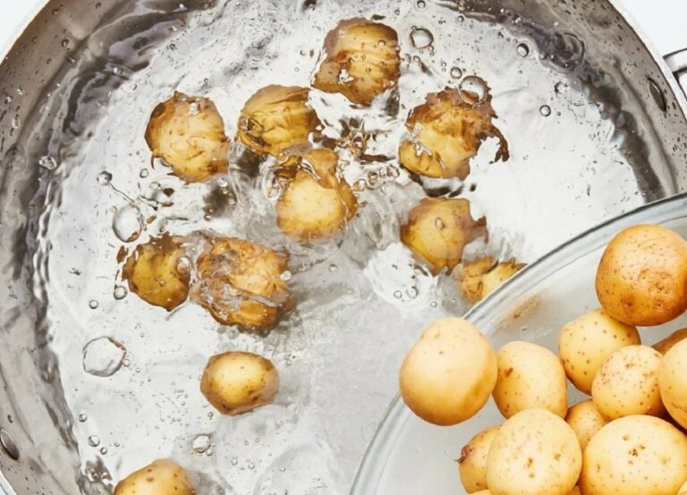 Эликсир для цветов и ополаскиватель: четыре способа использовать воду после варки картофеля - today.ua