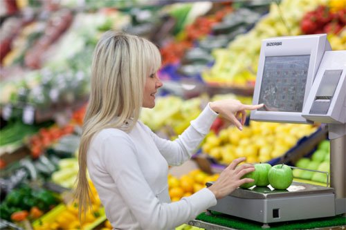 Махінації з вагою та обман на касі: українцям назвали найпопулярніші шахрайські схеми у супермаркетах