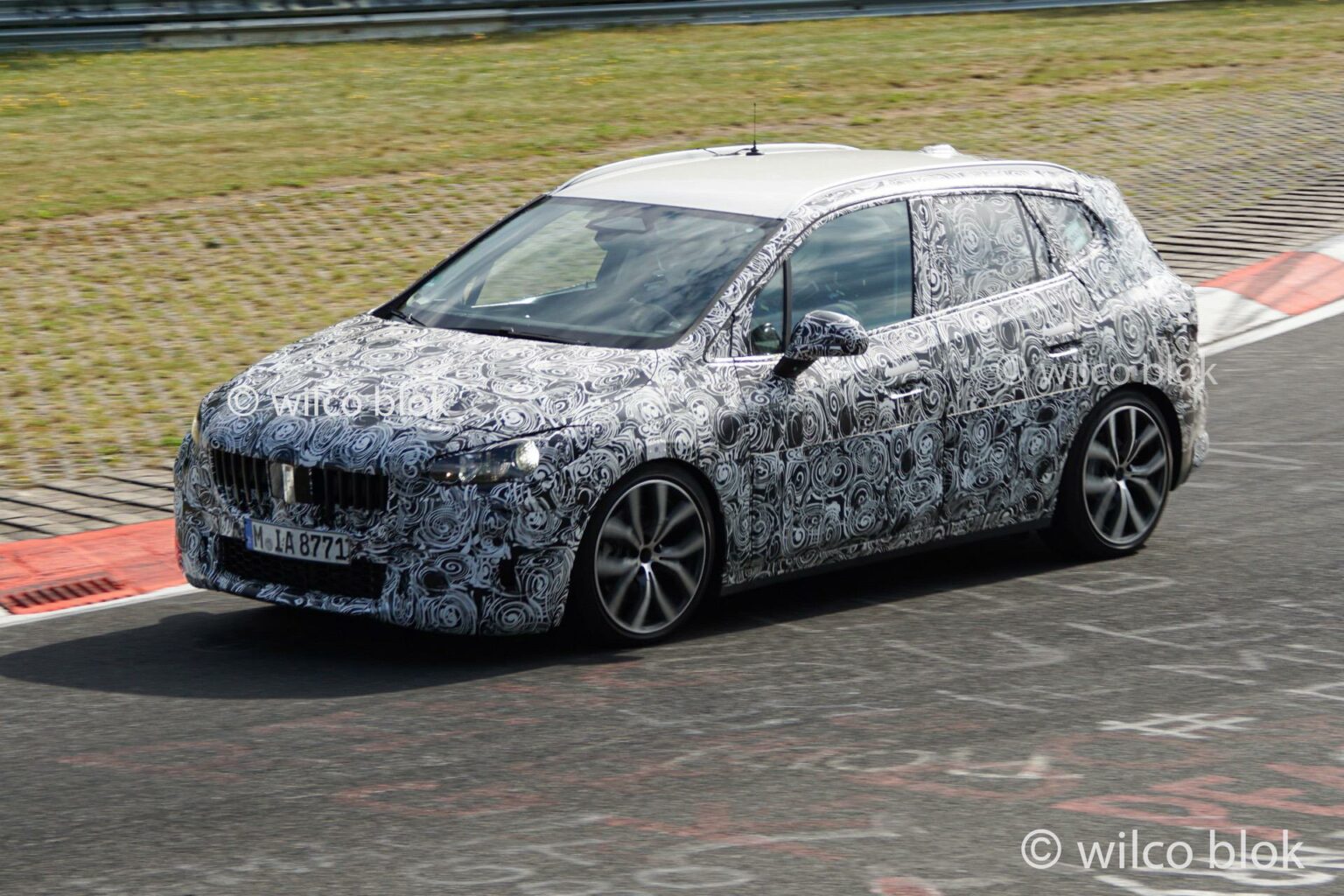 У Мережі показали новий практичний передньопривідний BMW