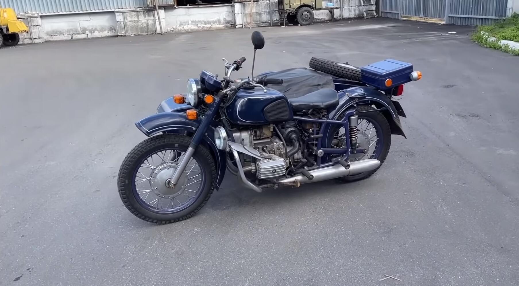 Капсула часу: в Україні знайшли майже новий мотоцикл Дніпро 1989 - today.ua