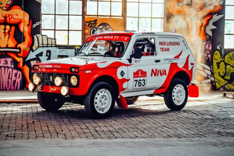 Швейцарцы подготовили 37-летнюю Lada Niva для Дакара - today.ua