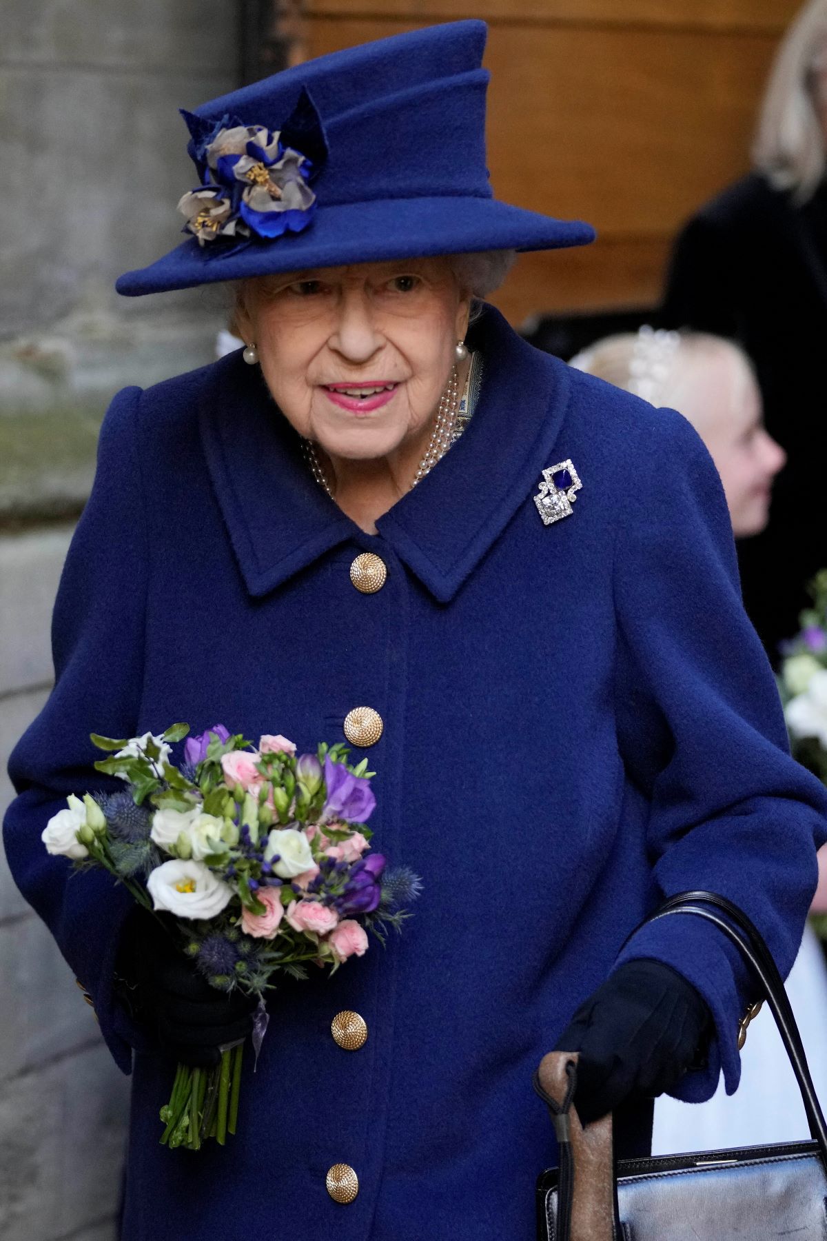 Роки беруть своє: 95-річна Єлизавета II вперше вийшла в світ з тростиною