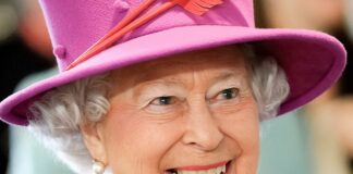 Роки беруть своє: 95-річна Єлизавета II вперше вийшла в світ з тростиною - today.ua