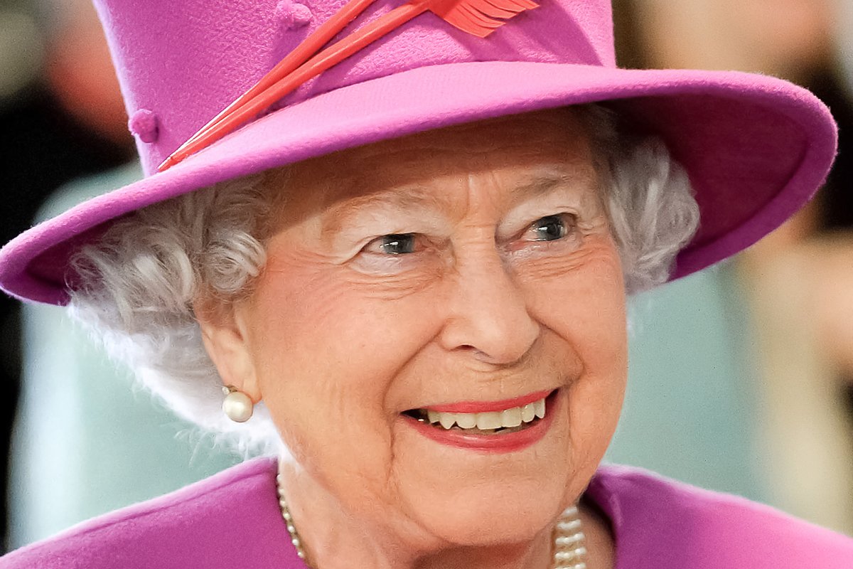 Єлизавета II ігнорує поради лікарів: королева потрапила в об'єктиви папараці за кермом авто - today.ua