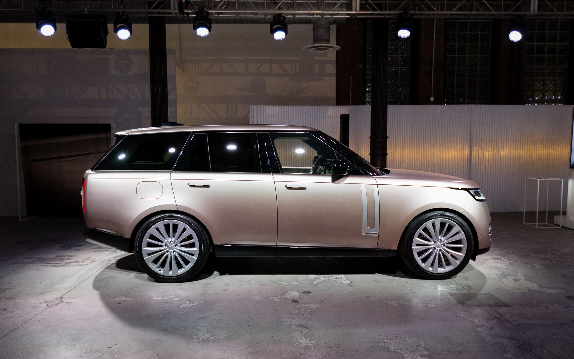 Land Rover официально представил Range Rover пятого поколения