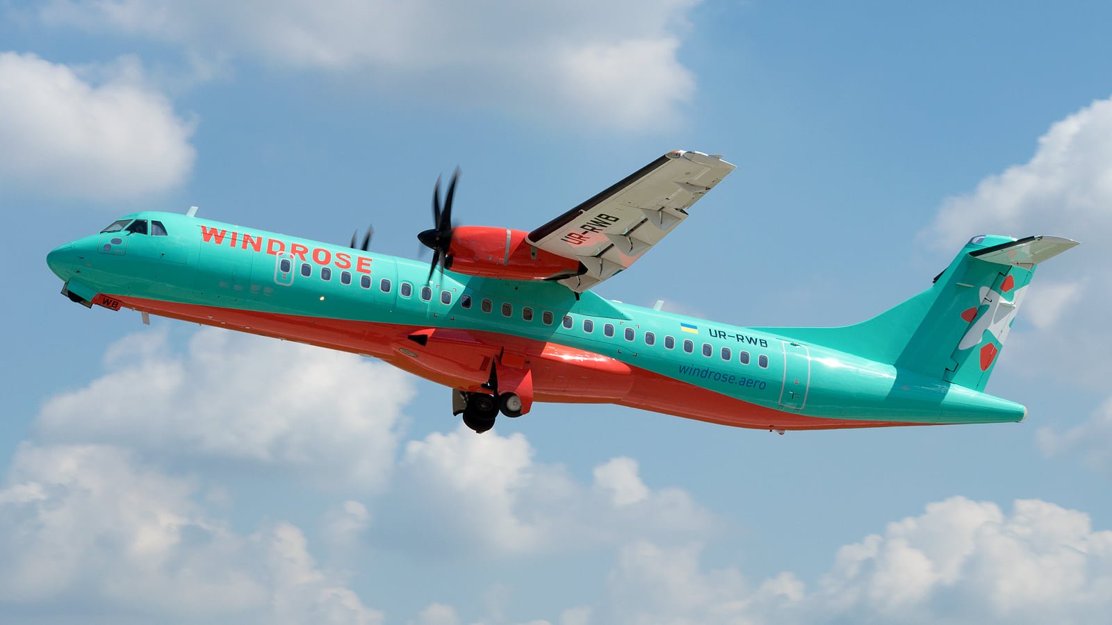 Популярный авиаперевозчик Windrose сокращает рейсы в Украине: в компании озвучили причины - today.ua