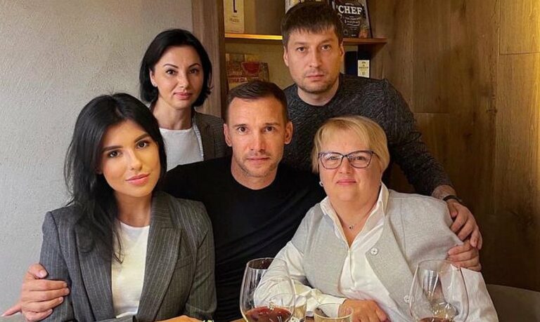Андрій Шевченко показав рідкісне фото з мамою, сестрою, племінницею та своїми синами  - today.ua
