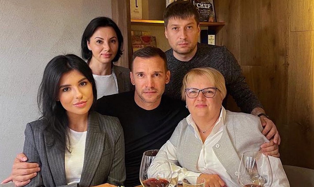Андрій Шевченко показав рідкісне фото з мамою, сестрою, племінницею та своїми синами - today.ua