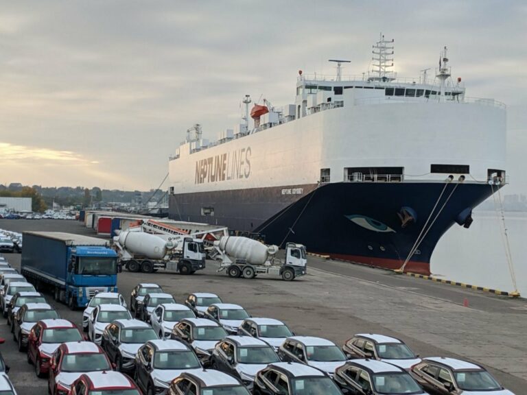 Дефицита не будет: в Украину прибыло судно с тысячами авто - today.ua