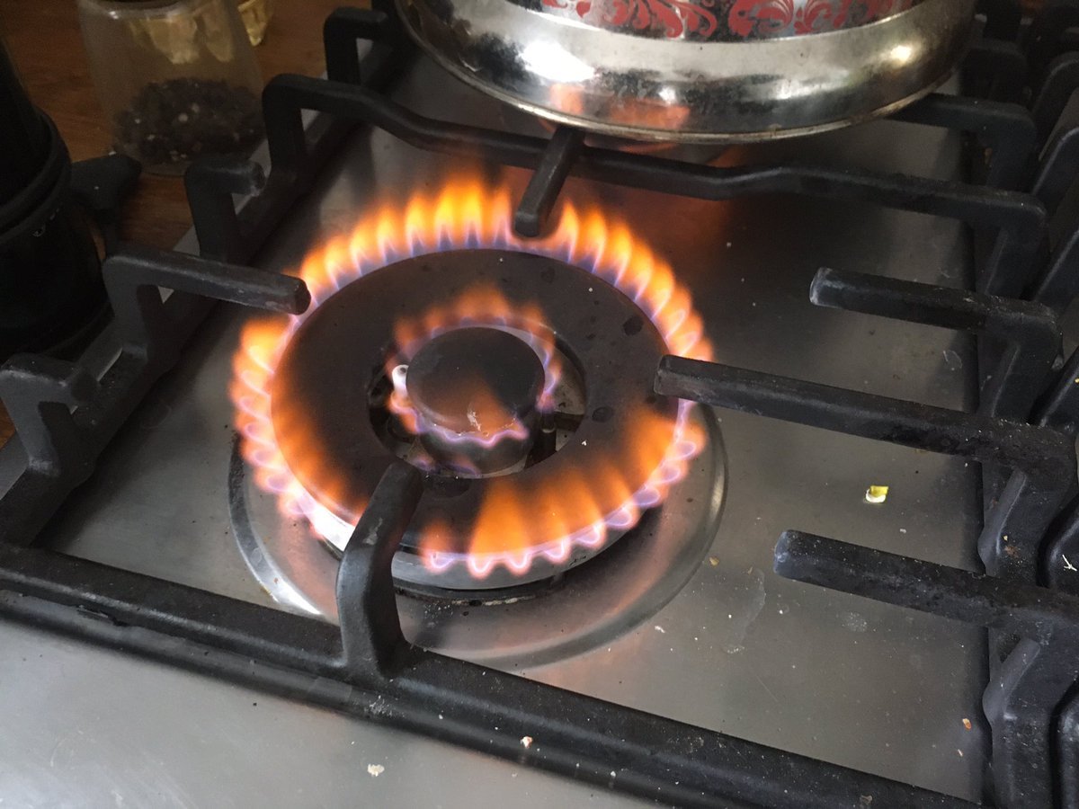 В дома украинцев стал поступать неочищенный газ: эксперт объяснил, что с ним не так