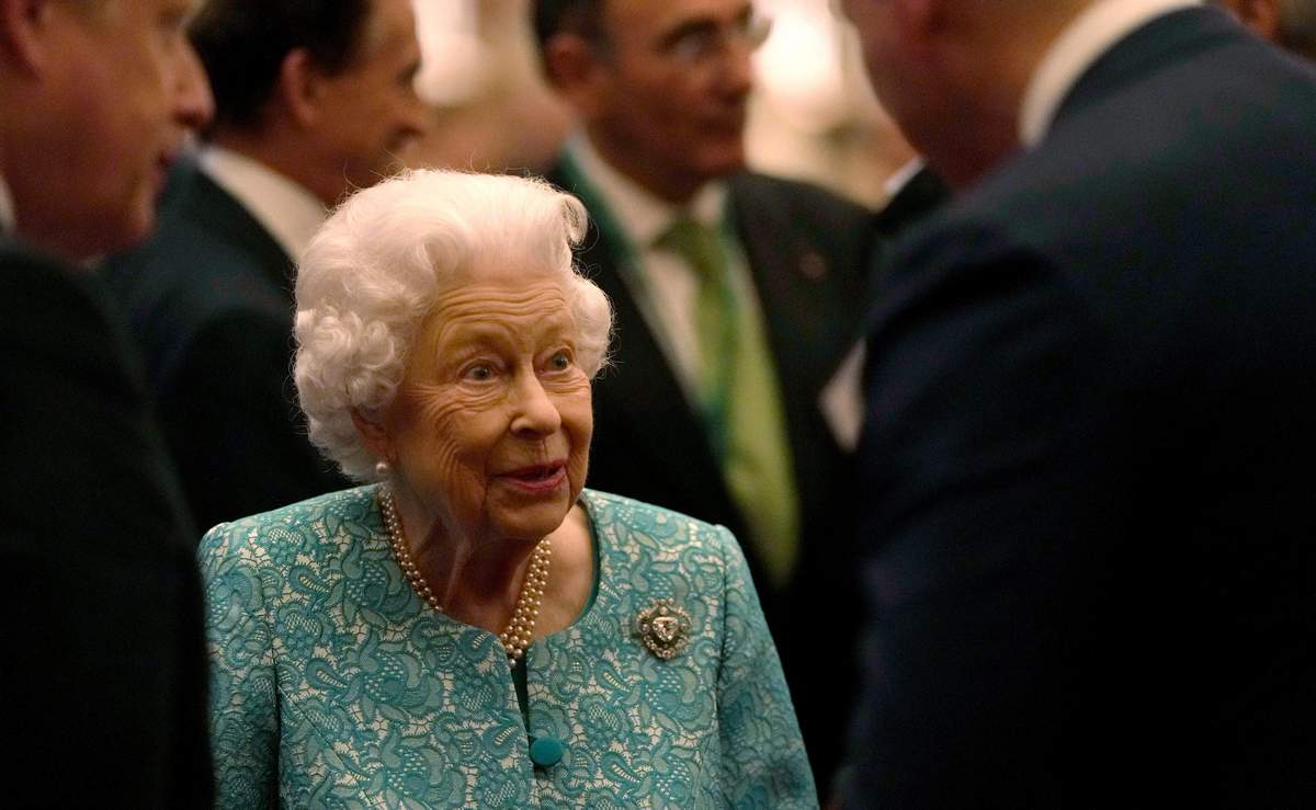 Єлизавета II в чарівному костюмі влаштувала прийом у Віндзорському замку - today.ua