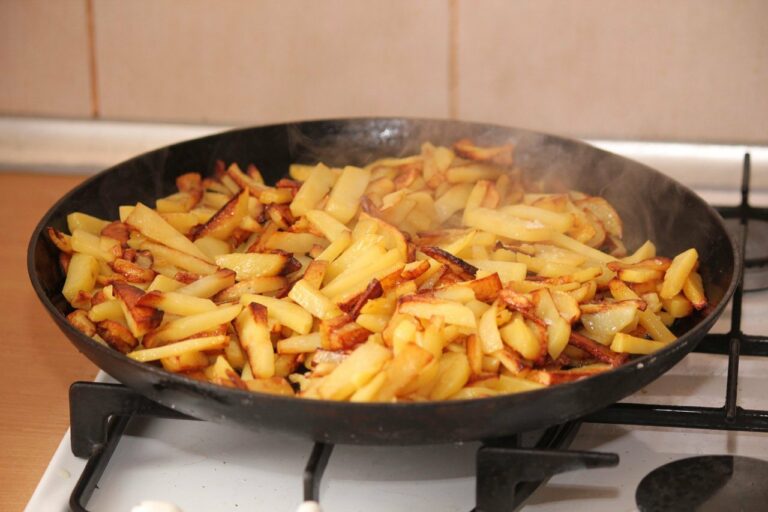 Когда нужно мешать жареную картошку, чтобы блюдо получилось с румяной корочкой и не подгорело  - today.ua